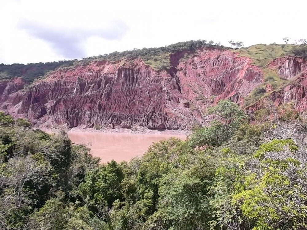 Ubicada en la región amazónica de Perú, la mina de sal rosada de Pilluana destaca por su pureza y aplicaciones culinarias y terapéuticas. Este recurso natural impulsa la economía local y preserva tradiciones ancestrales bajo estrictos métodos artesanales y sostenibles.
Foto: Turismo Peruano