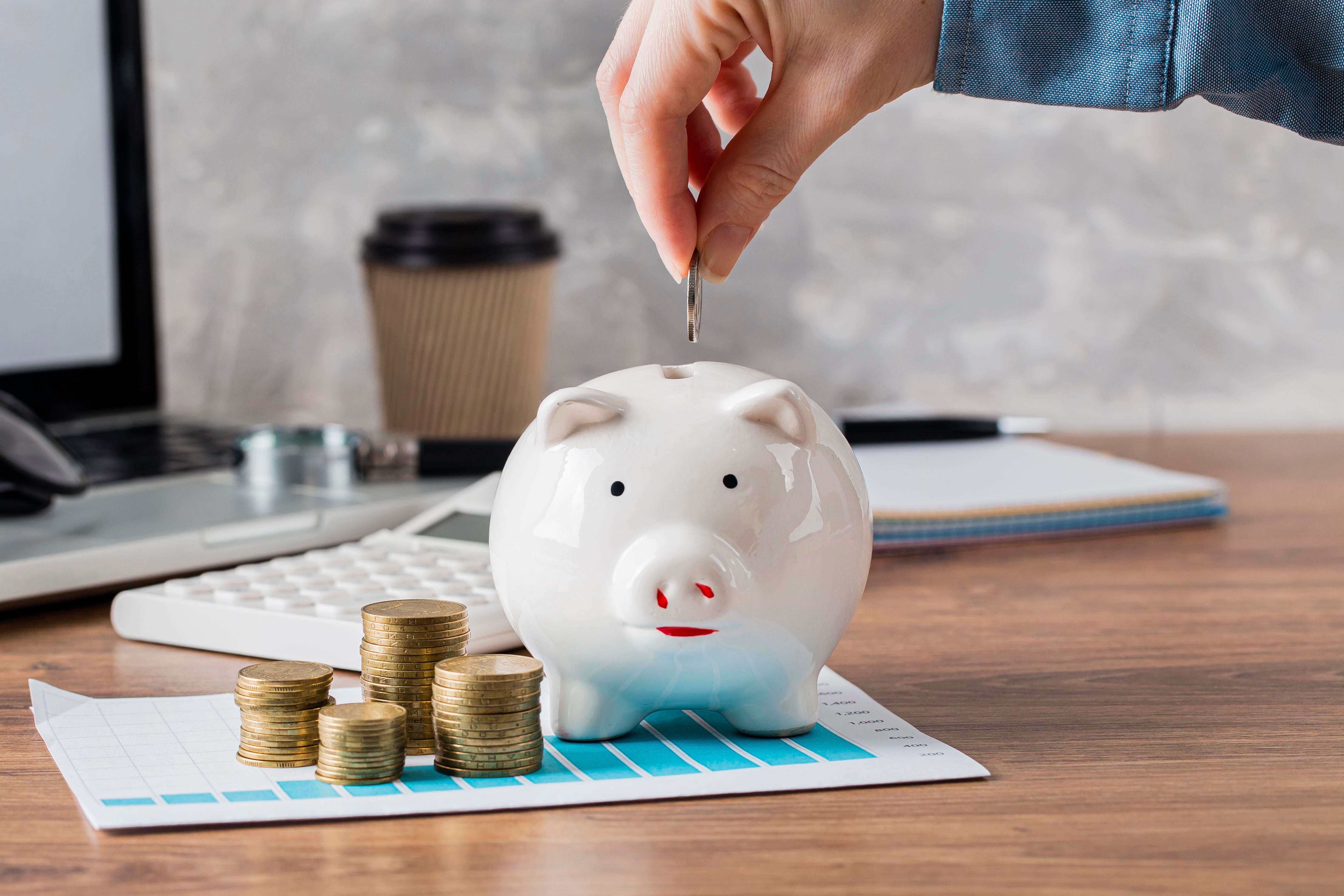 Invertir de forma razonable la prima de mitad de año puede fomentar hábitos que pueden favorecer sus finanzas, como lo es ahorrar - crédito Freepik
