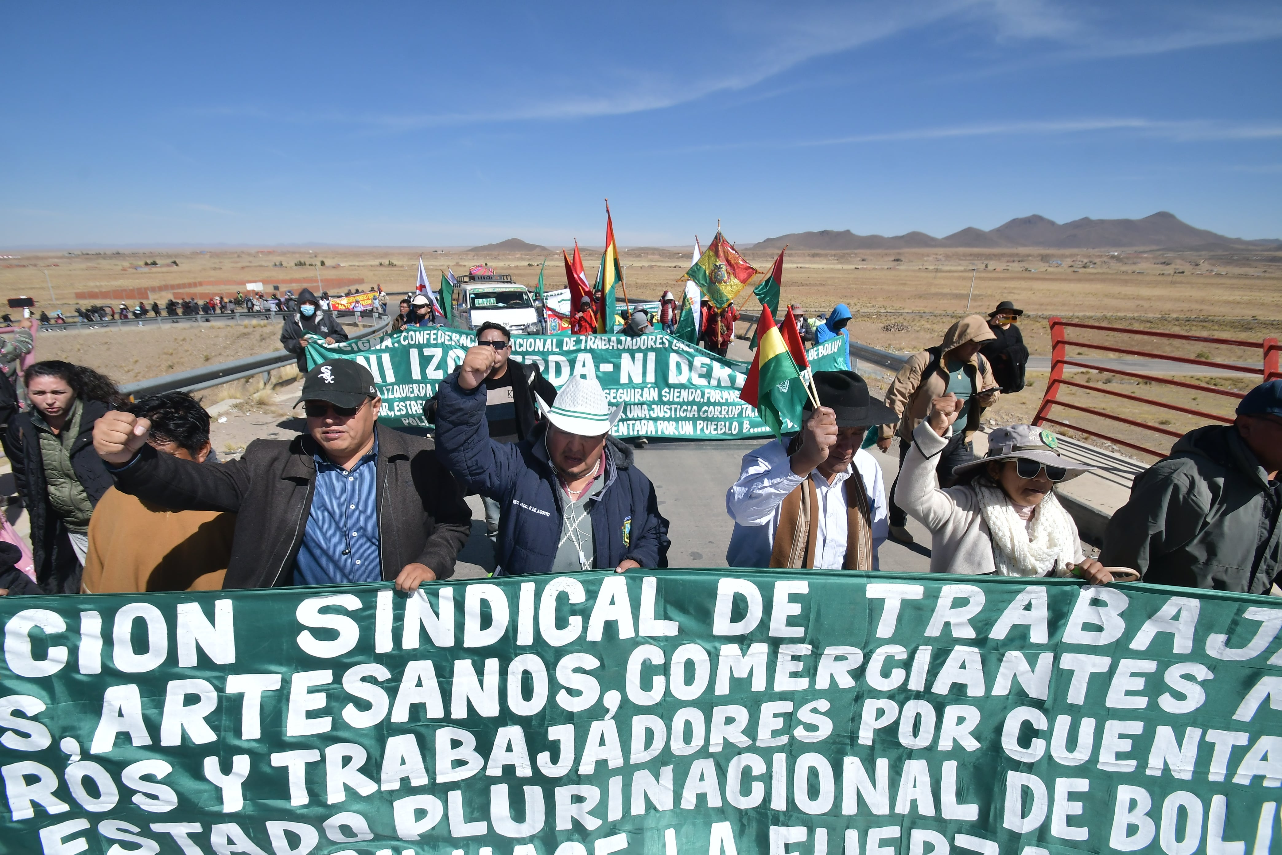 Un grupo de comerciantes de Bolivia inició una marcha hasta la sede de Gobierno para reclamar por la falta de dólares y combustible (EFE)
