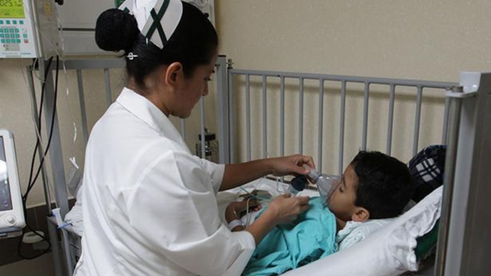El incremento de episodios de asma y sibilancias obstructivas en niños refleja un problema de salud pública creciente. Las autoridades advierten sobre el aumento de casos durante el invierno debido a factores climáticos y ambientales.
Foto: IMSS