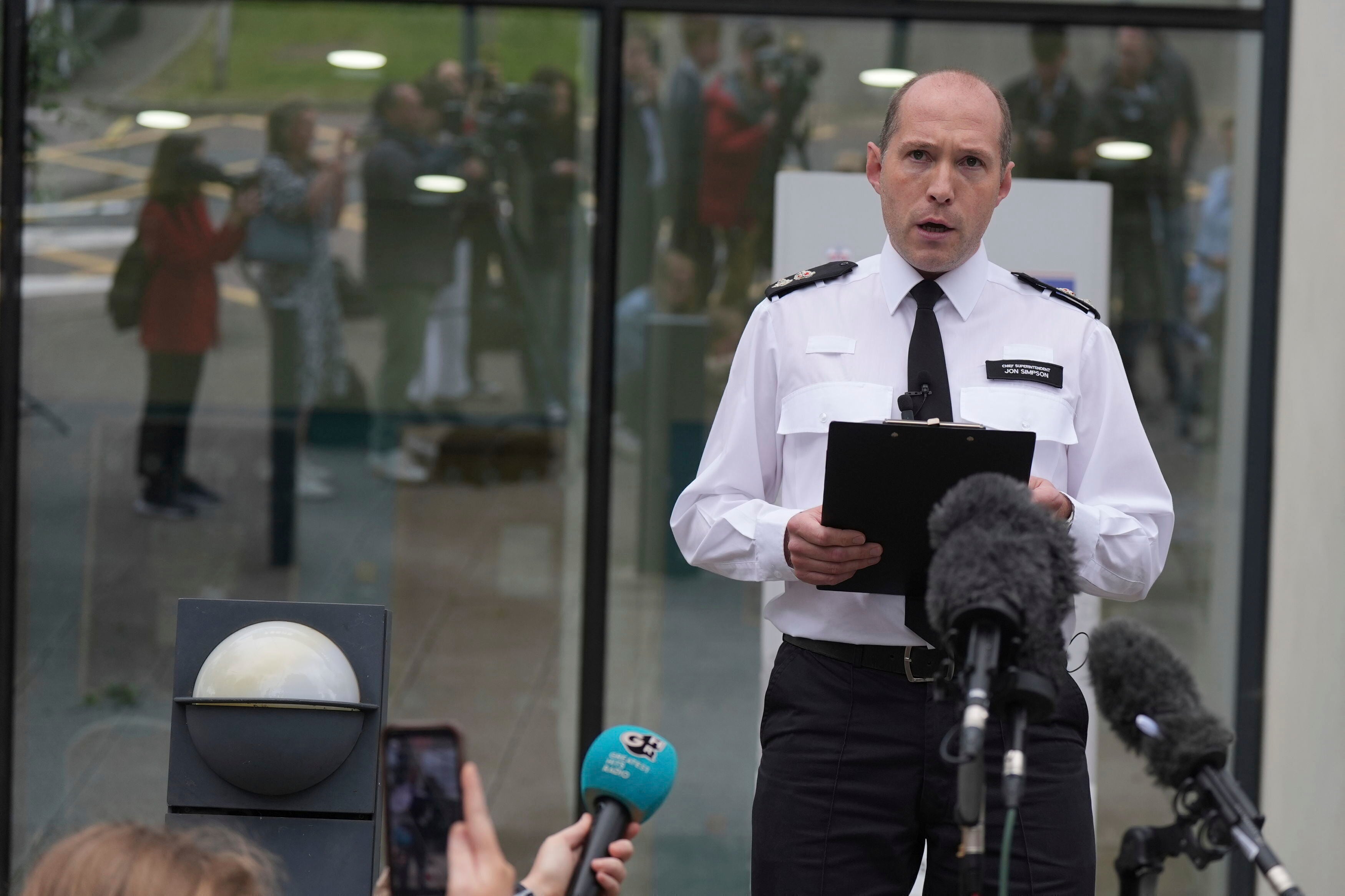 El superintendente en jefe de la policía de Hertfordshire, Jon Simpson, habla con los medios afuera de la estación de policía de Hatfield tras un incidente ocurrido en Bushey la tarde del martes, en Hertfordshire, Inglaterra, el miércoles 10 de julio de 2024. (Jacob King/PA vía AP)