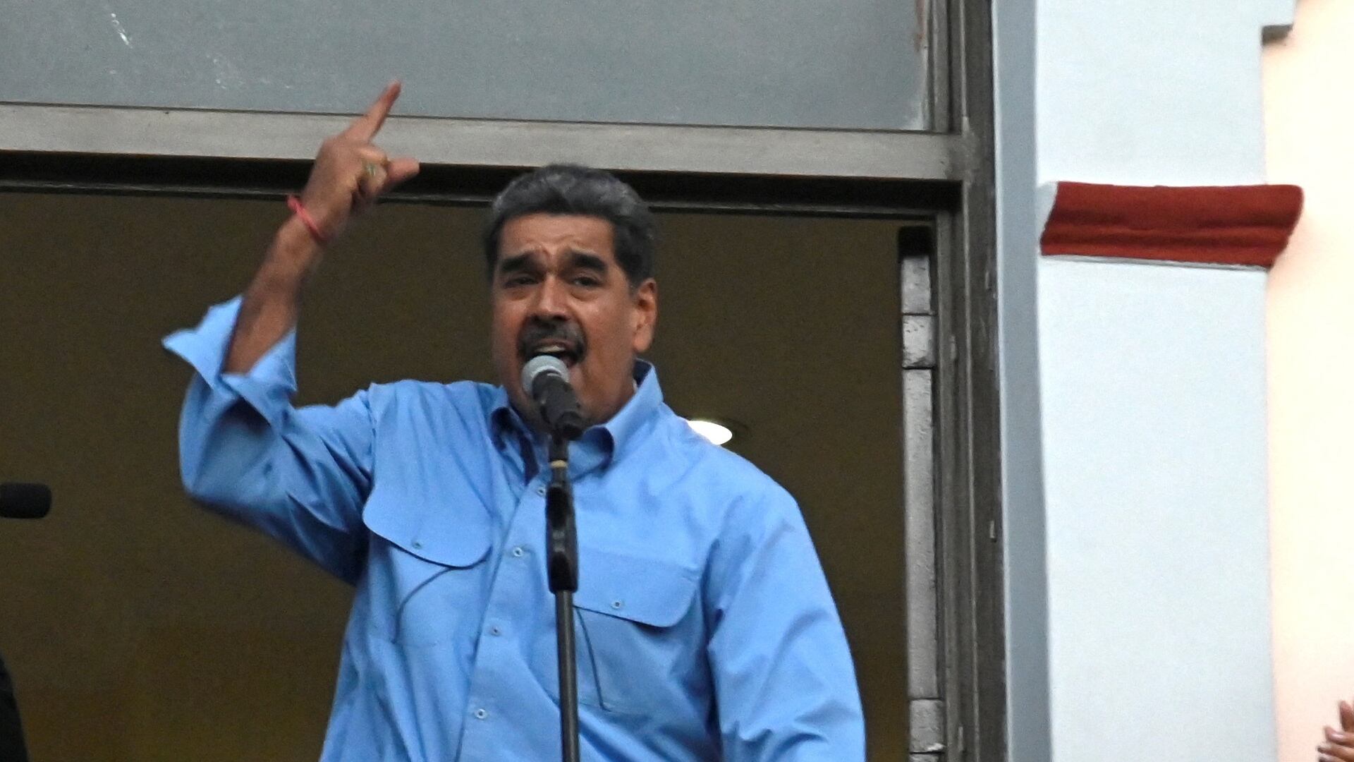 Venezuelan President Nicolas Maduro talks to supporters from a balcony at Miraflores Palace after the presidential election, in Caracas, Venezuela July 30, 2024. REUTERS/Maxwell Briceno