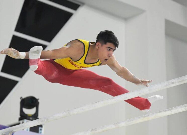 Ángel Barajas compitió en la ronda 5 de barras paralelas en gimnasia artística - crédito Pagina oficial Comité Olímpico Colombiano