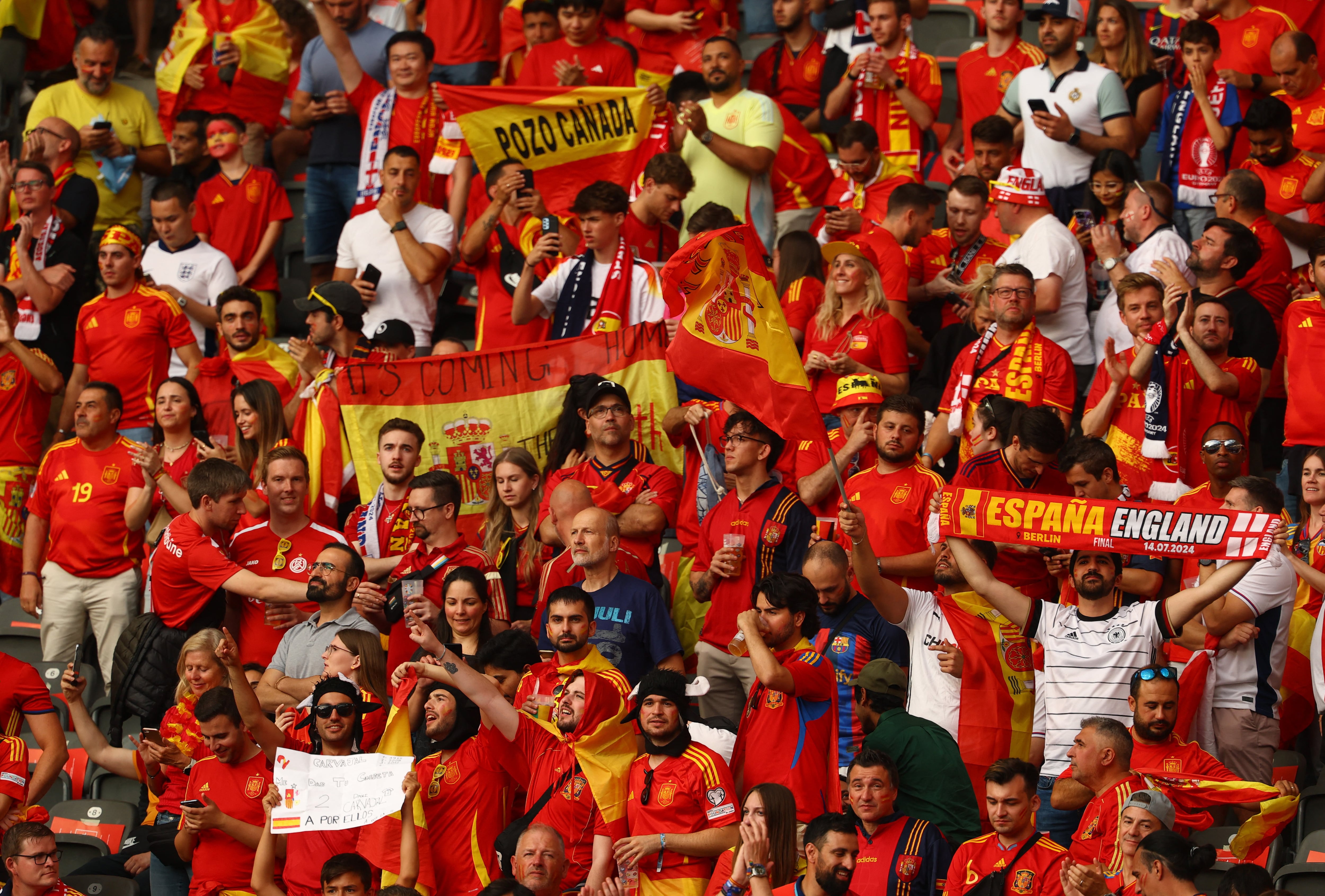 La afición española en el Estadio Olímpico de Berlín (REUTERS/Kai Pfaffenbach)