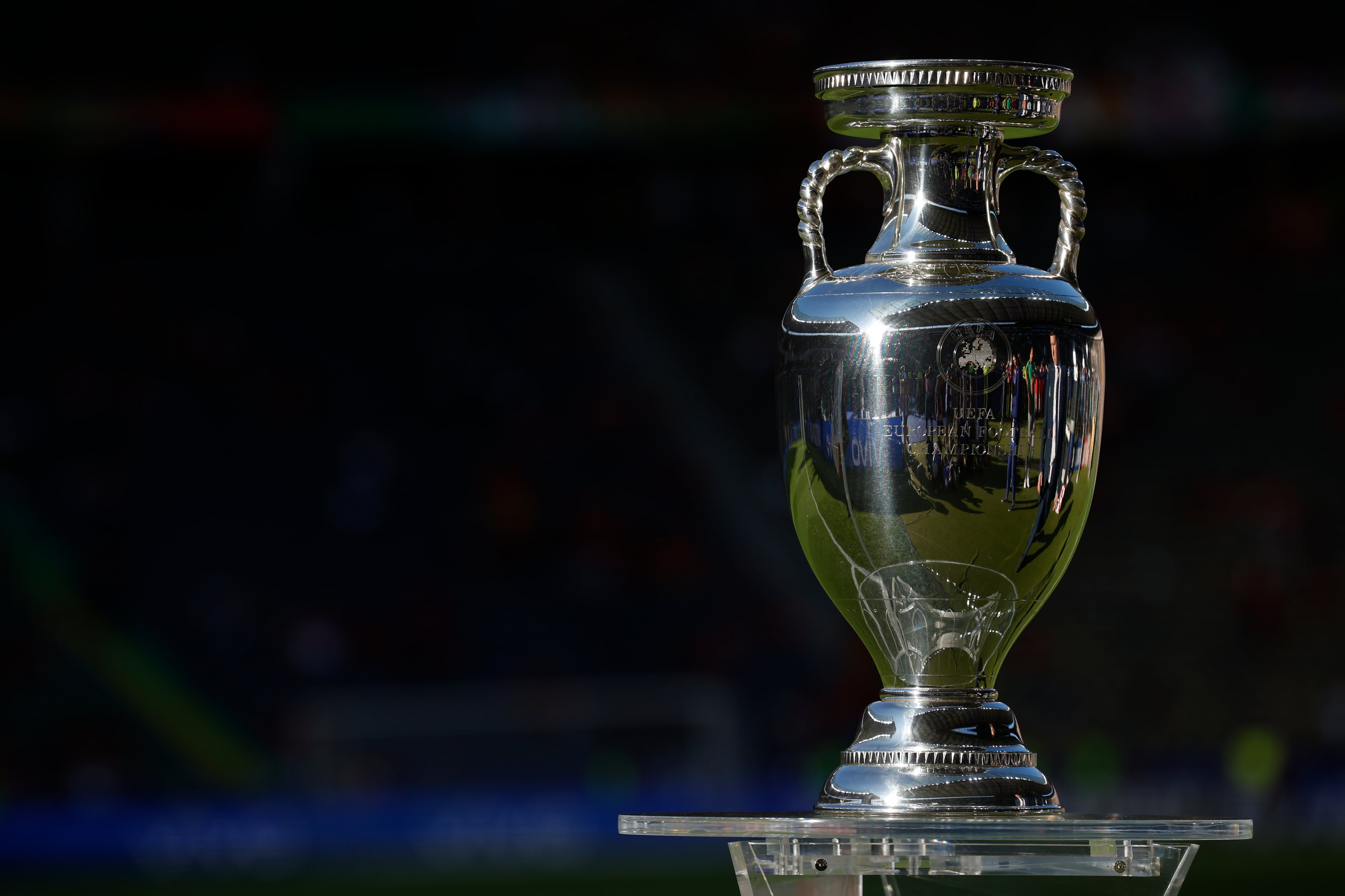 El trofeo es presentado en el estadio antes de la final de la Eurocopa 2024 que se celebra esta noche entre las selecciones de España e Inglaterra (EFE/Alberto Estévez) 