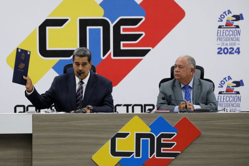 El presidente de Venezuela, Nicolás Maduro, habla junto a Elvis Amoroso, rector del Consejo Nacional Electoral (CNE), mientras sostiene la credencial como ganador de las elecciones presidenciales, en Caracas, Venezuela, 29 de julio, 2024. REUTERS/Leonardo Fernández Viloria