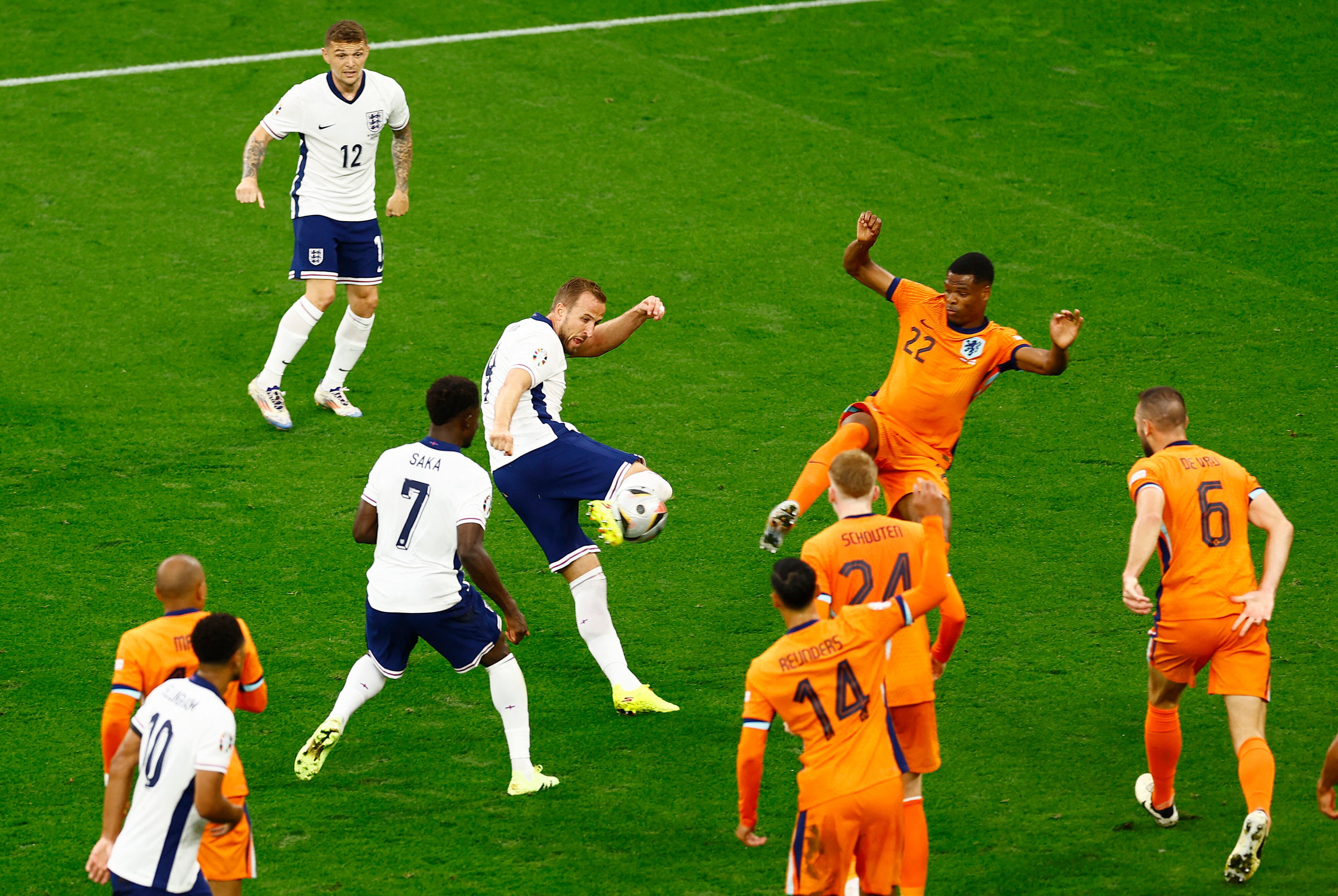 Harry Kane y Denzel Dumfries en la jugada que acaba en penalti (Leon Kuegeler, REUTERS)