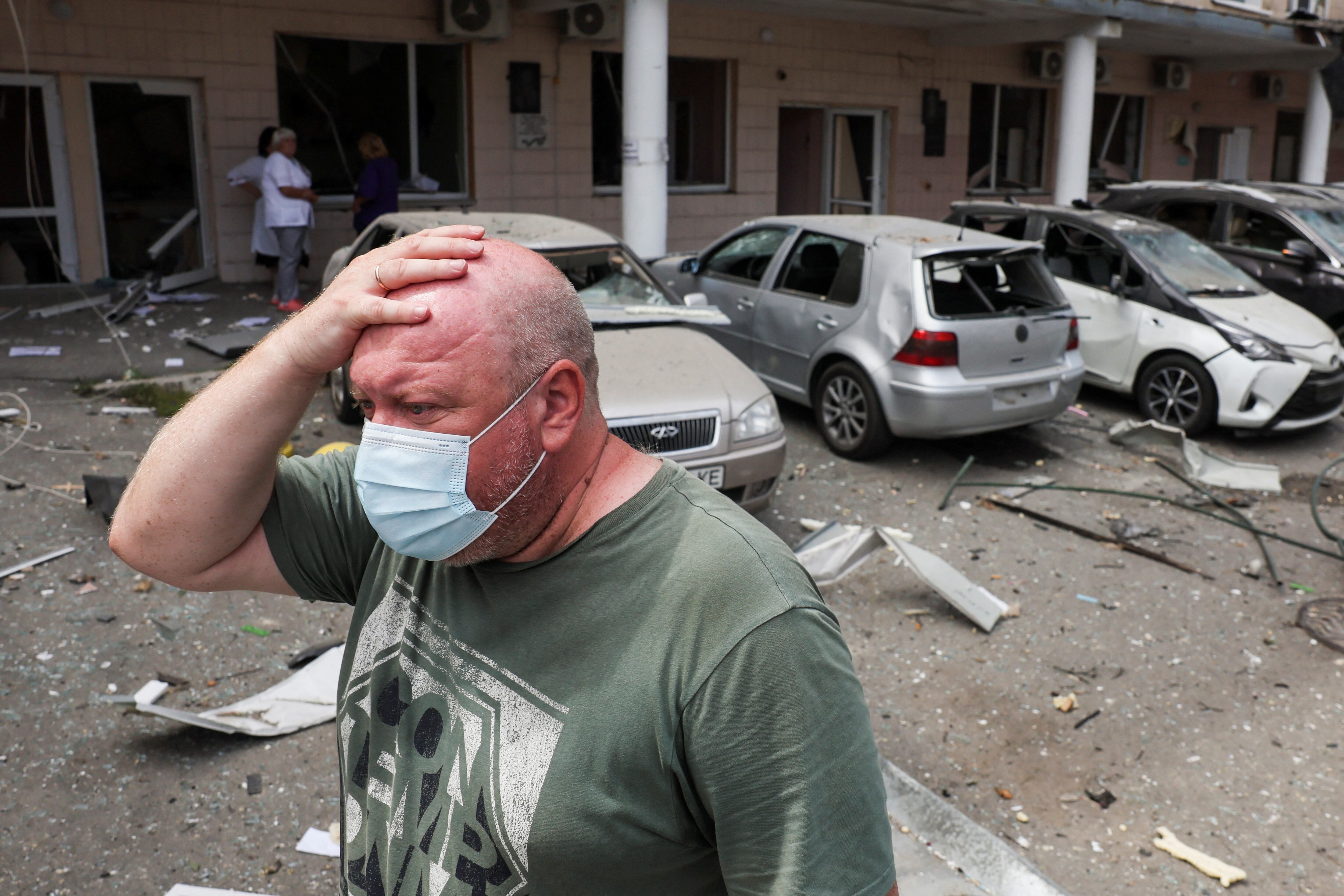 La desepseración de un hombre tras el ataque al hospital infantil de Kiev (REUTERS/Gleb Garanich)