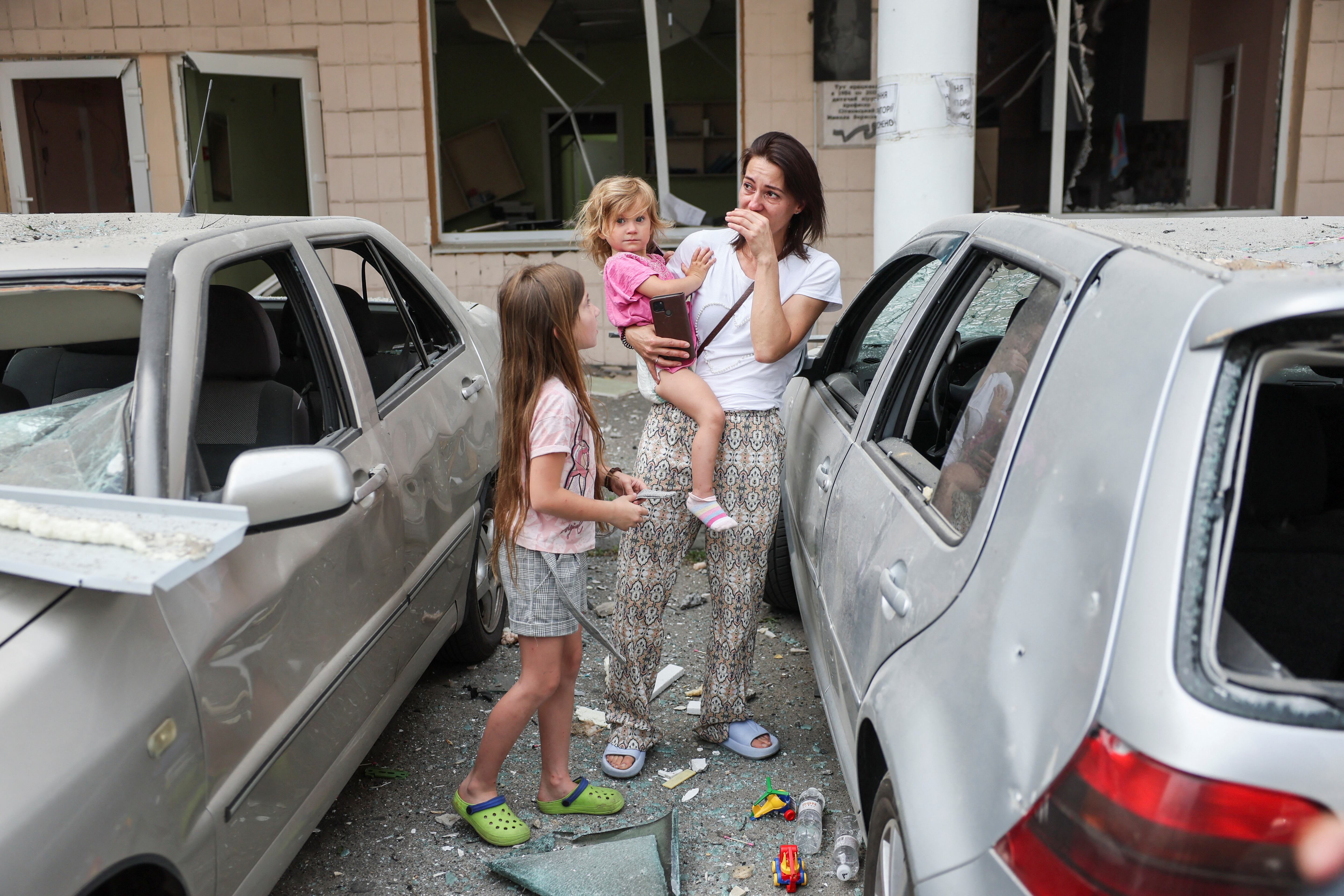 Una mujer con sus hijos tras el ataque al hospital (REUTERS/Gleb Garanich)