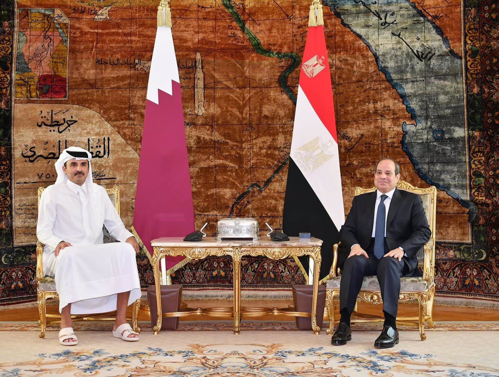 El presidente de Egipto, Abdelfatah El-Sisi, y el premier de Qatar, Tamim bin Hamad Al Thani, durante una reunión oficial en el Cairo