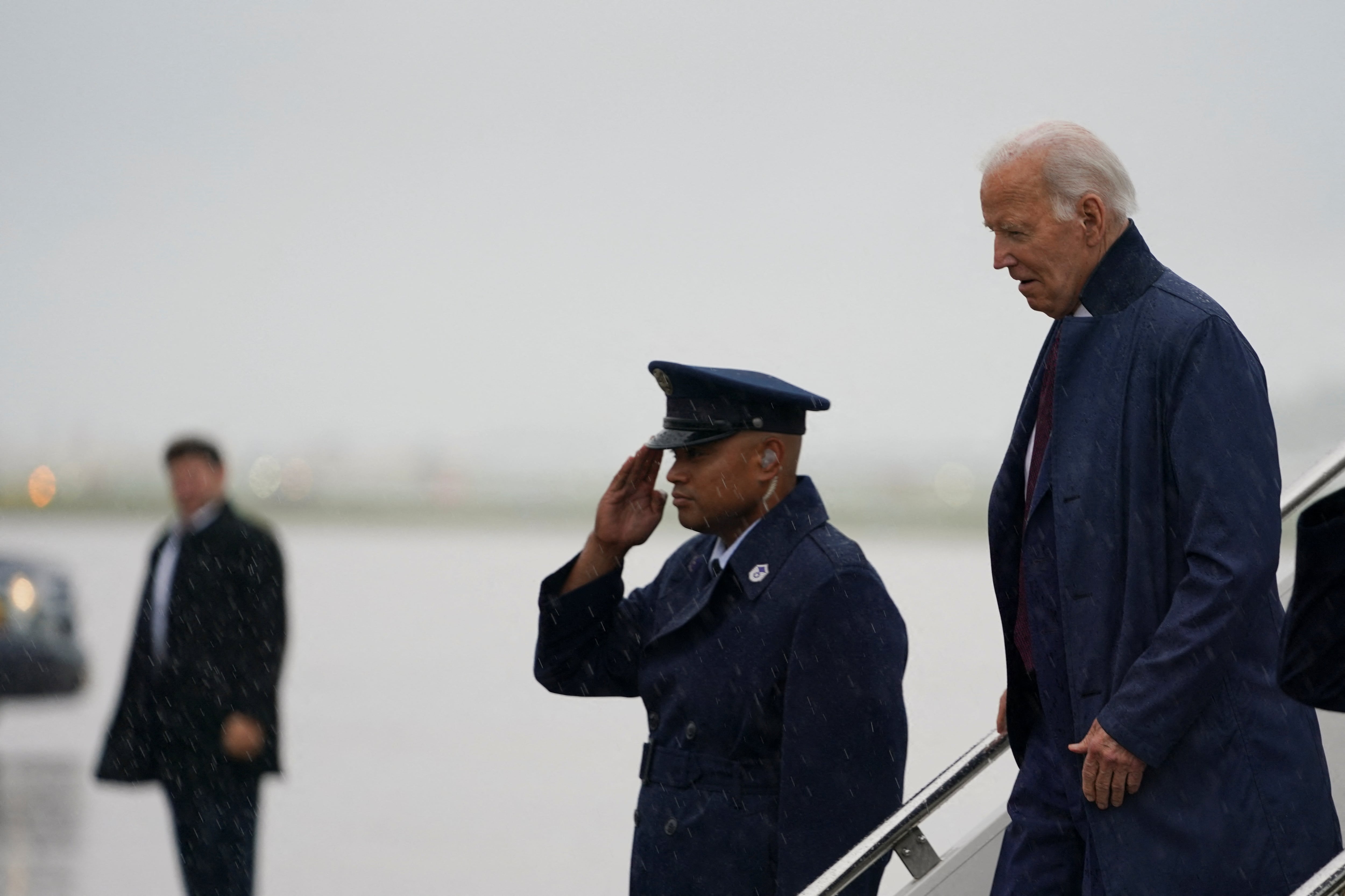 Joe Biden desciende del avión presidencial en New Castle (Delaware, Estados Unidos)