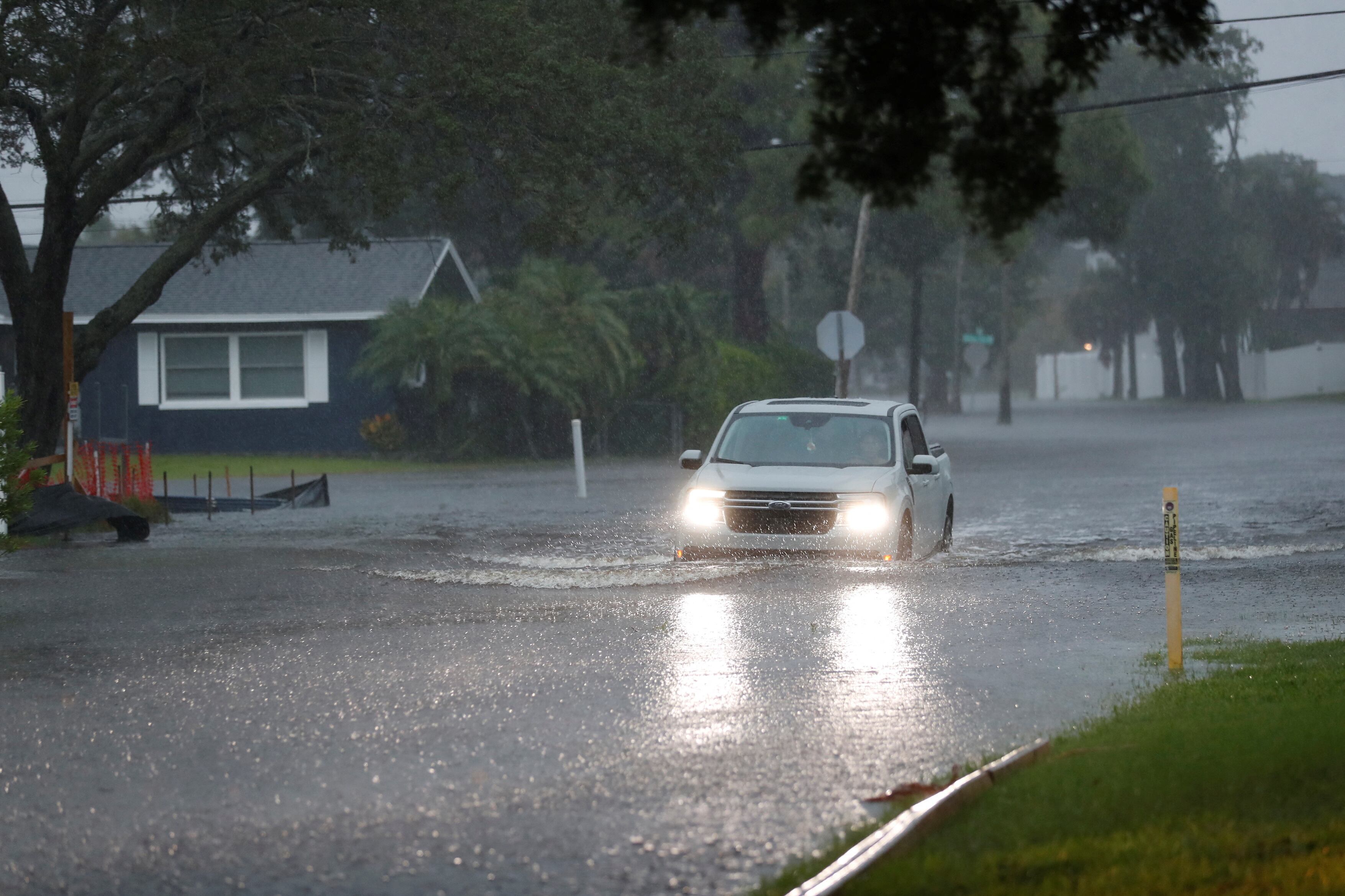 Inundaciones en el barrio de Shore Acres, situado en la bahía de Tampa, mientras la tormenta tropical Debby avanza por la costa del golfo en San Petersburgo, Florida, EE.UU (Reuters)