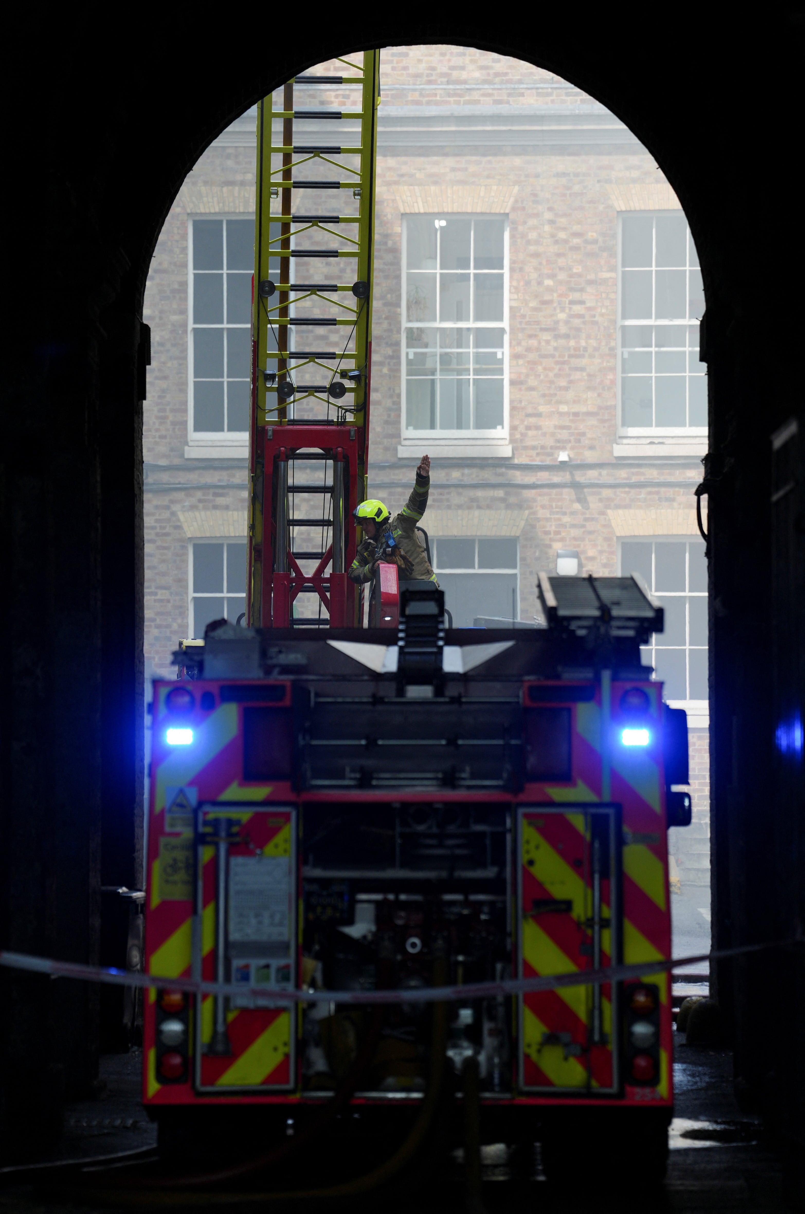 Los bomberos intentan contener las llamas en el techo del Somerset House de Londres (REUTERS/Maja Smiejkowska)