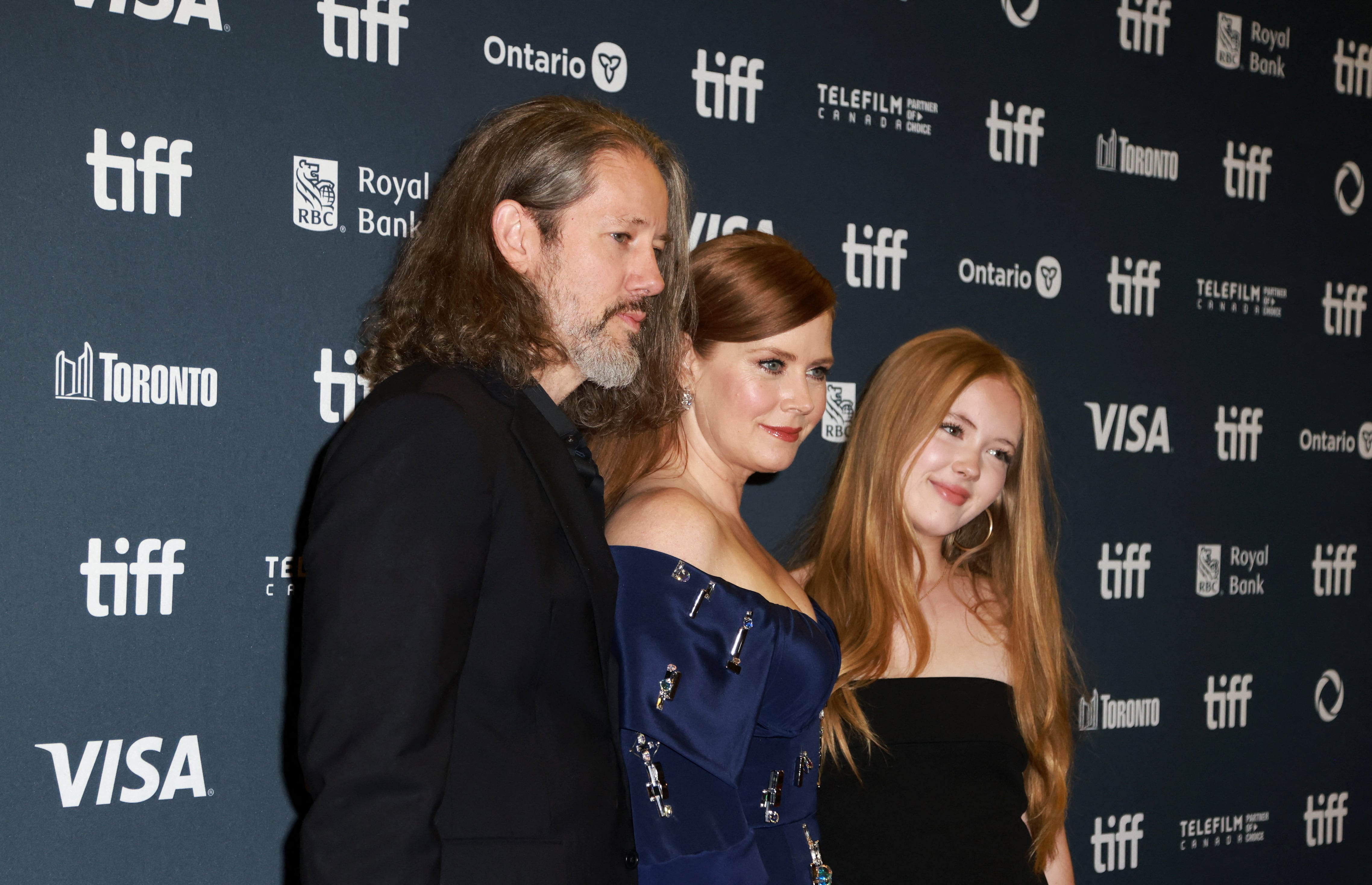 Adams llegó al estreno de "Nightbitch" acompañada de su esposo Darren Le Gallo y su hija Aviana Olea Le Gallo (REUTERS/Carlos Osorio)