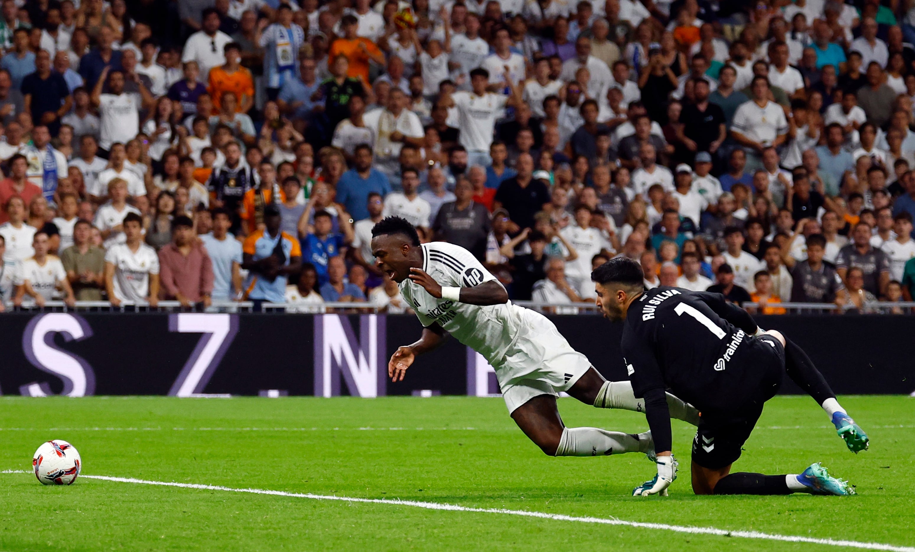 Vinicius Jr. y Rui Silva en la jugada que se concedió penalti. (Susana Vera/REUTERS)