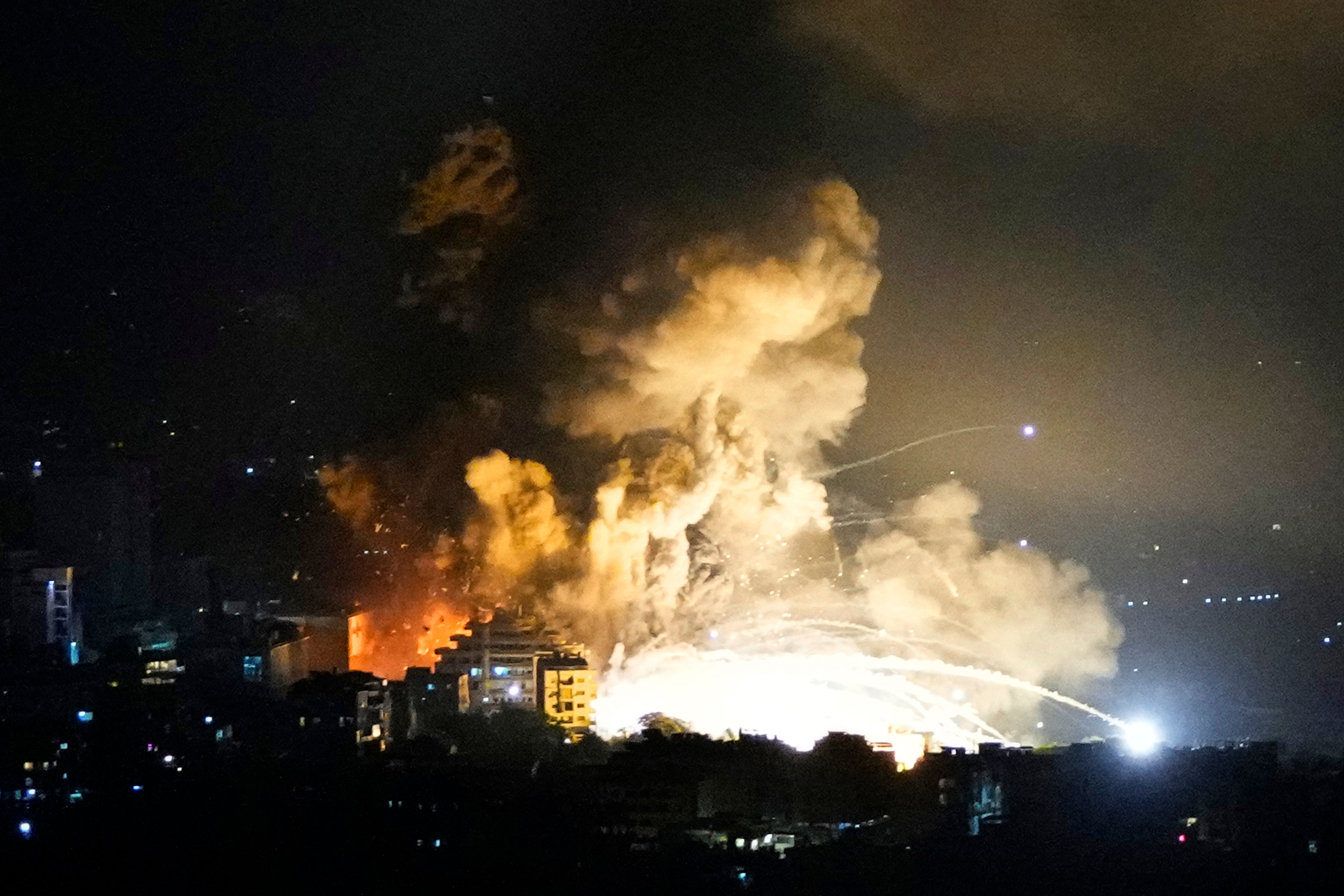 Israel intensificó sus bombardeos contra posiciones terroristas de Hezbollah en Beirut (AP Foto/Hassan Ammar)