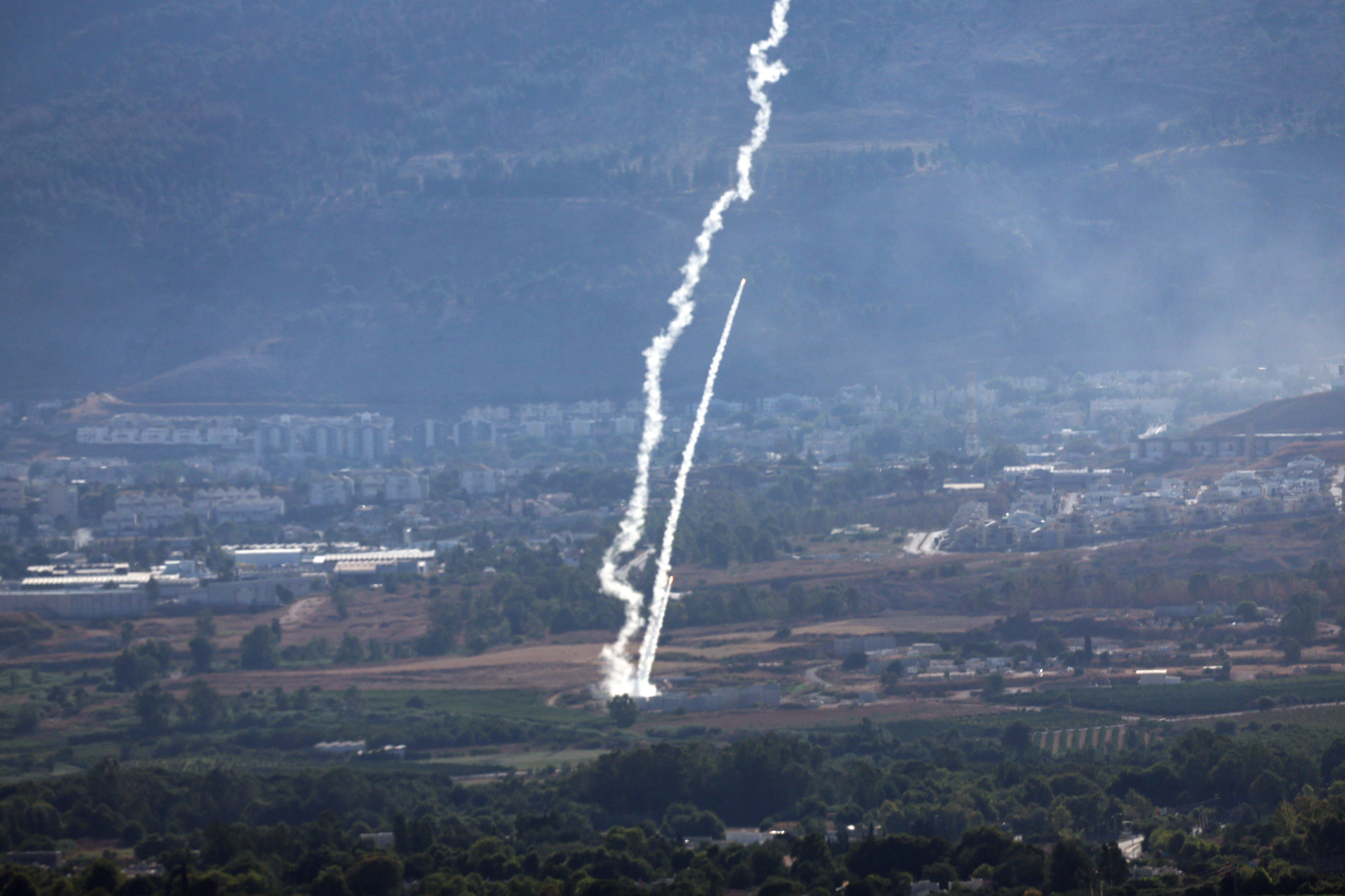 El sistema de defensa aérea israelí Cúpula de Hierro intercepta un misil disparado desde el sur del Líbano (EFE/EPA/ATEF SAFADI/Archivo)