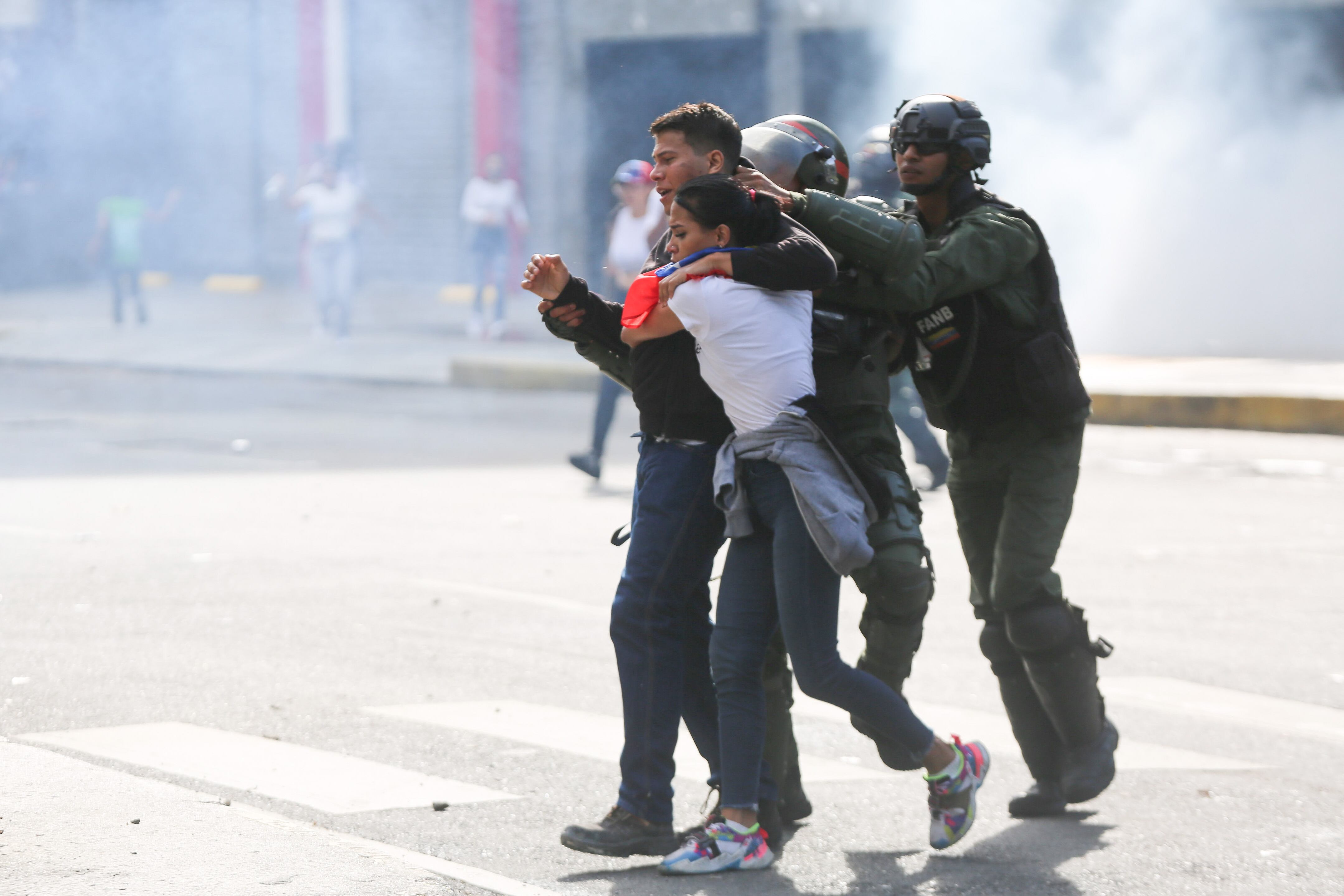 Integrantes de la Guardia Nacional detienen a dos personas durante una protesta por los resultados de las elecciones presidenciales del pasado 28 de julio en Caracas. (EFE/ Manuel Díaz) 