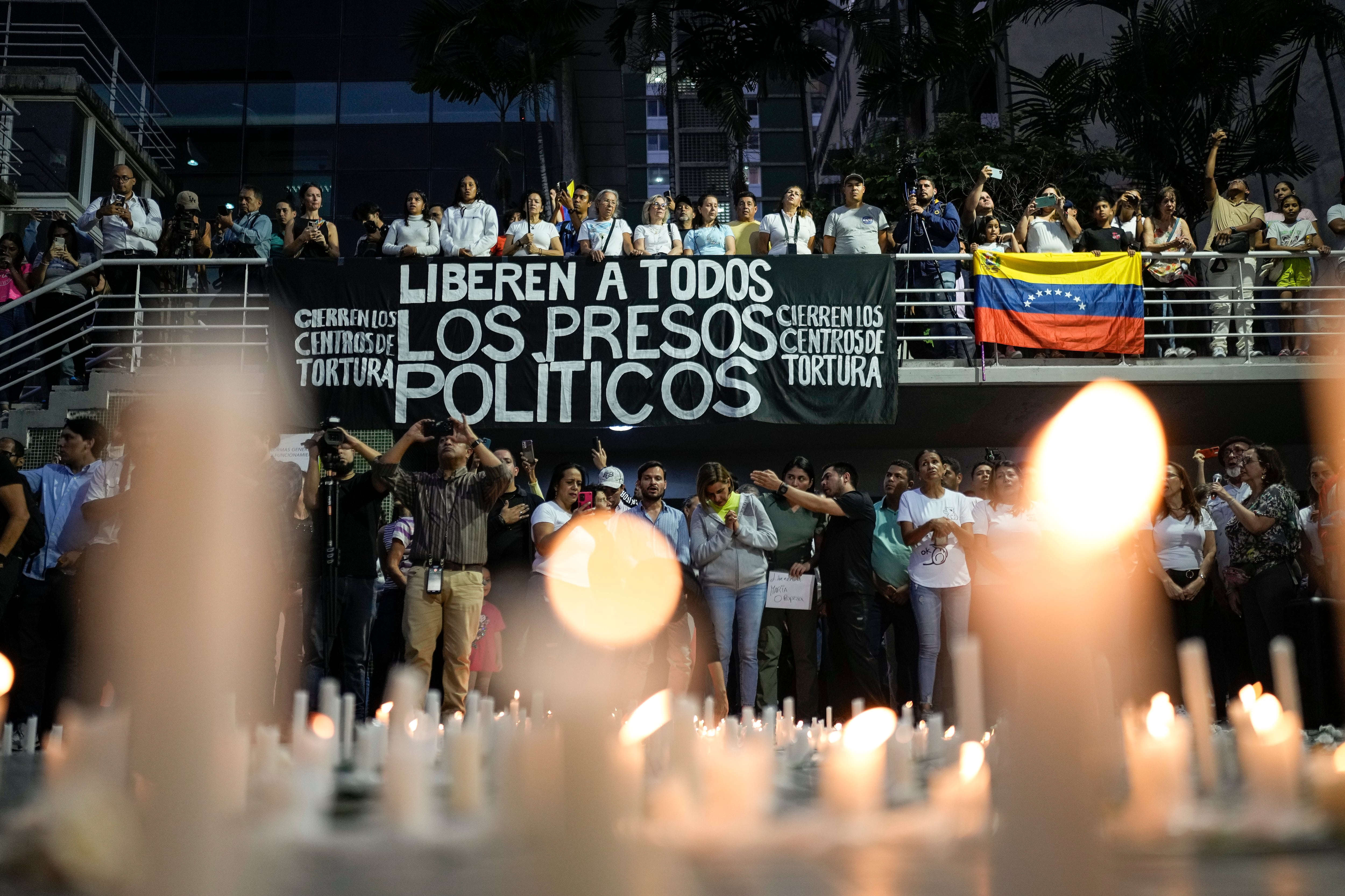 Familiares de los detenidos durante la represión gubernamental a las protestas contra los resultados de las elecciones presidenciales, participan en una vigilia en Caracas en agosto. (AP Foto/Matías Delacroix)