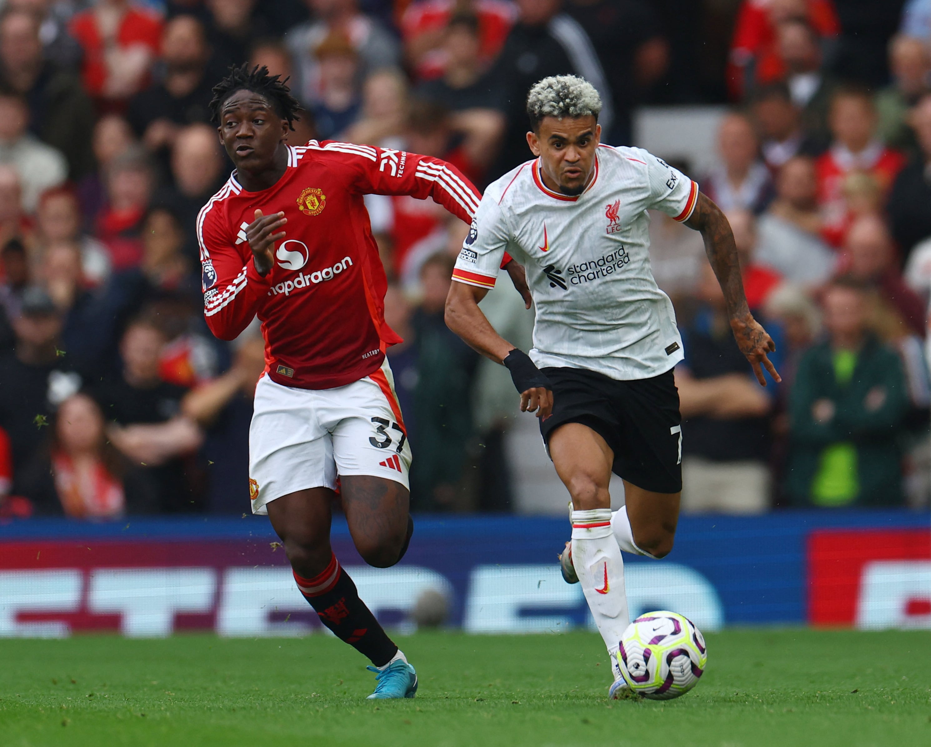 Luis Diaz en la disputa de una pelota con el inglés del Manchester United, Kobbie Mainoo - crédito Molly Darlington/REUTERS 