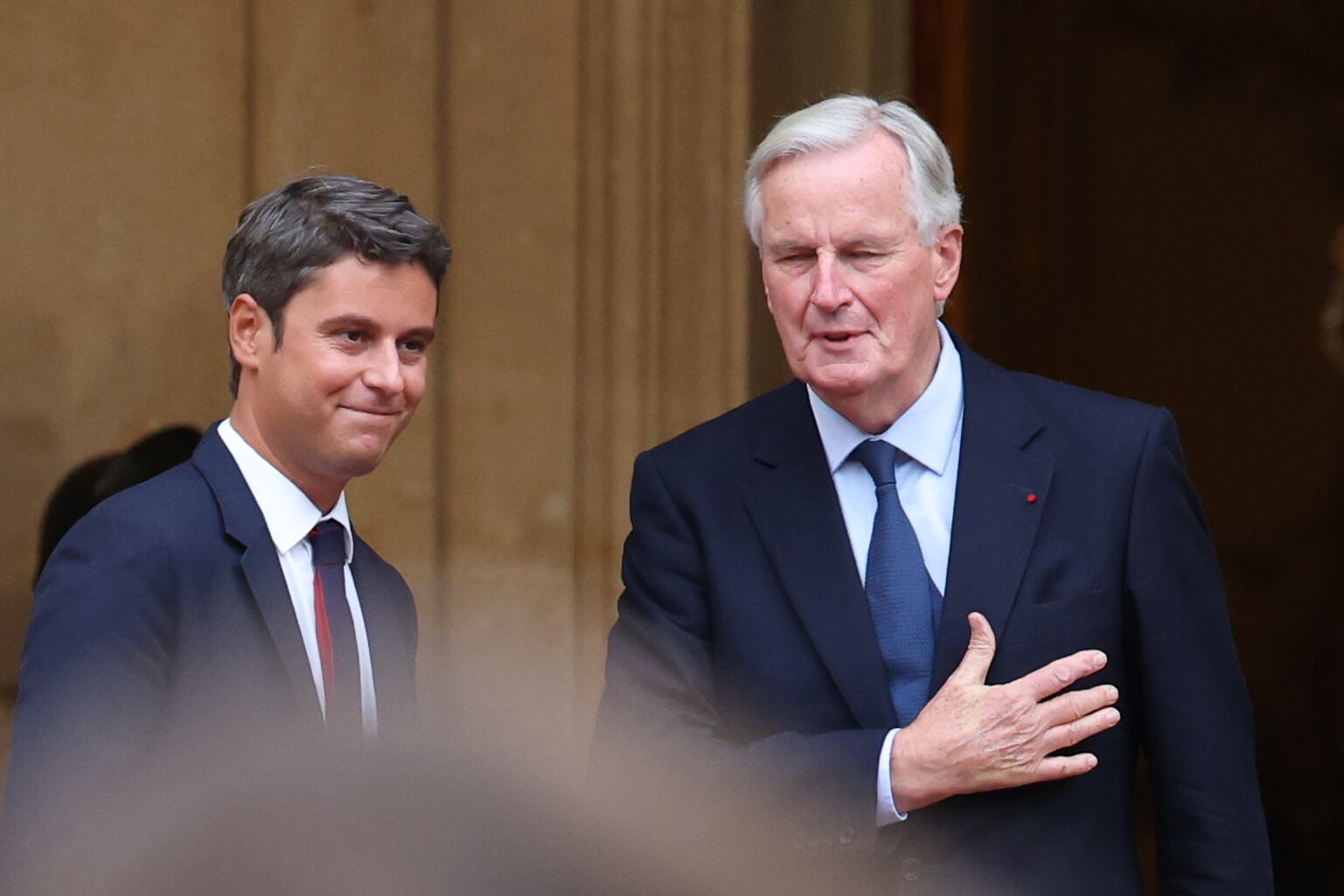 El ex primer ministro de Francia, Gabriel Attal (izq.), junto a Michel Barnier (der.) durante la ceremonia de entrega en el Hotel Matignon en París, Francia (EFE/EPA/MOHAMMED BADRA) 